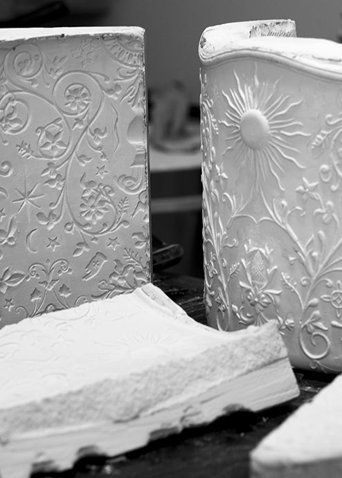Fabrication du modèle du tabouret Visconti, en plâtre, mobilier en céramique sur mesure, dans l'atelier Ombre d'Or à Vincennes.