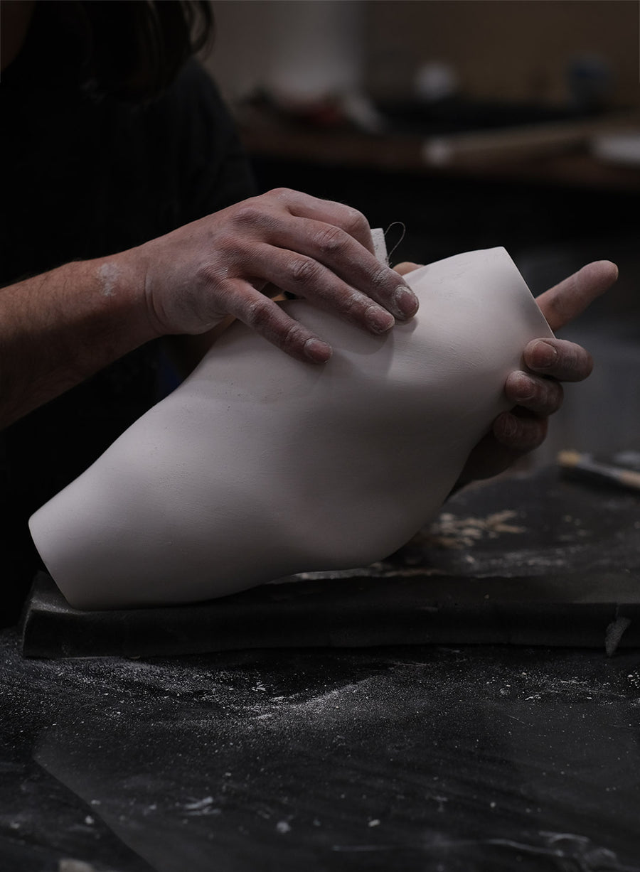 Yohann façonnant à la main une pièce en porcelaine dans l’atelier Ombre d’Or.