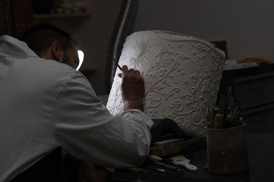 Yohann gravant le plâtre du tabouret Visconti lors de la phase de gravure du modèle.