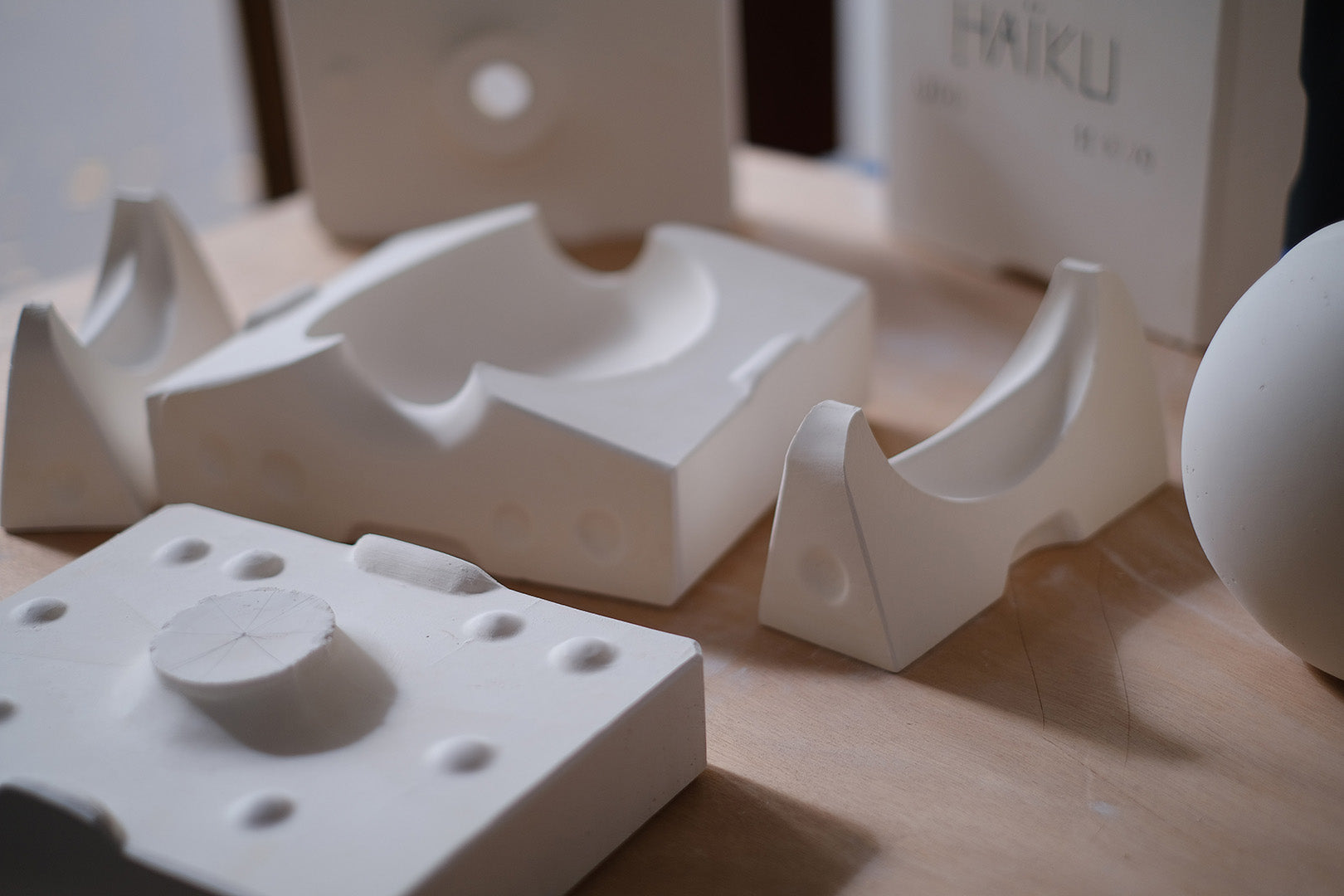 Photo d’atelier montrant le moule ouvert du module Haïku en porcelaine.