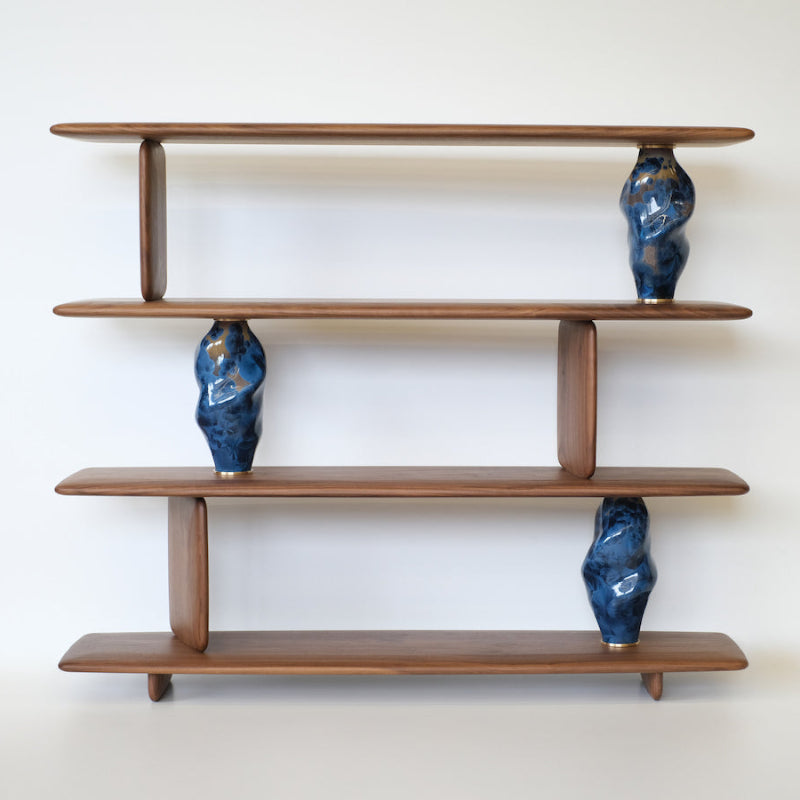 Bibliothèque Casadio en noyer et porcelaine. Création de mobilier sur mesure par l'atelier Ombre d'or à Vincennes.