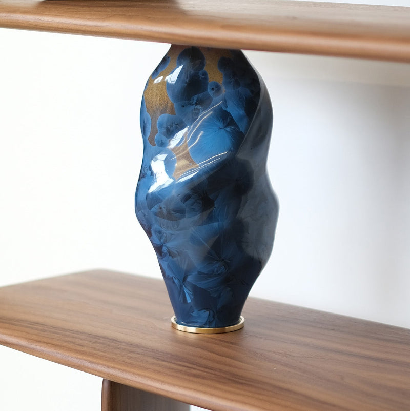 Détail de la bibliothèque Casadio en noyer et porcelaine cristallisée. Création de mobilier sur mesure par l'atelier Ombre d'or à Vincennes.