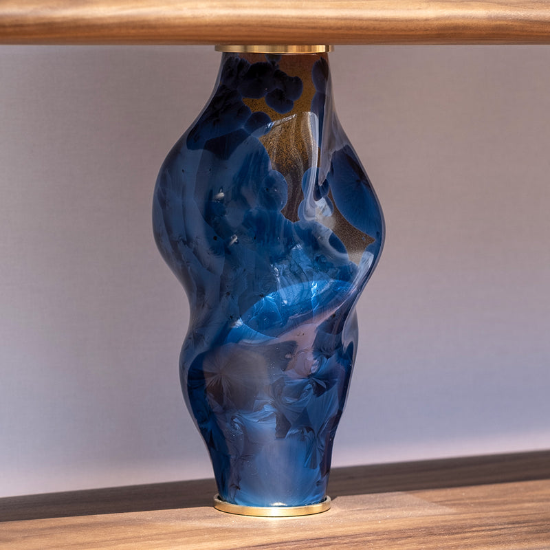 Détail de la bibliothèque Casadio en noyer et porcelaine cristallisée crée par l'atelier Ombre d'or à Vincennes.