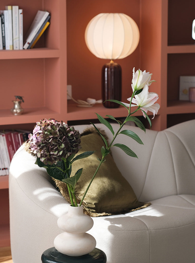 Aménagement d'un cabinet de psychologie par Ombre d'Or avec bibliothèque intégrée sur mesure et espace d'attente chaleureux.
