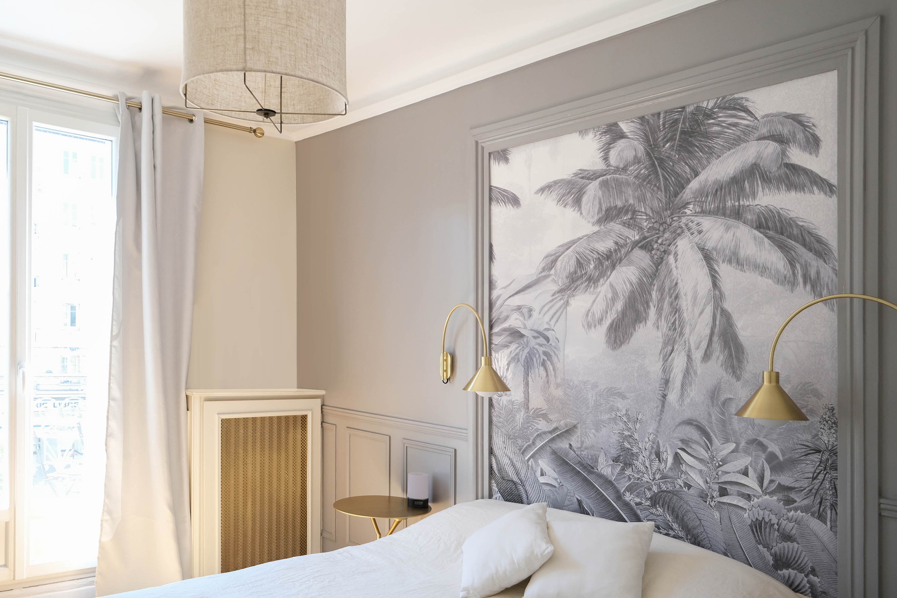 Chambre aux tons gris et or dans un appartement rénové du 12e arrondissement de Paris, architecture d'intérieur par Ombre d'Or.