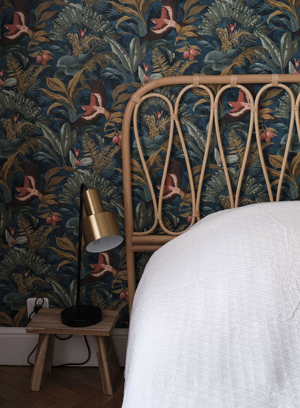 Chambre élégante, papier peint exotique et mobilier en rotin pour ce projet de décoration d'intérieure à Nice.