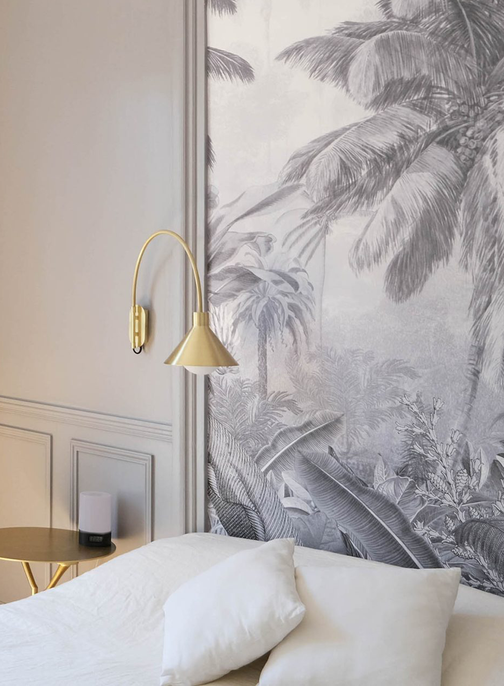 Chambre rénovée avec papier peint panoramique végétal et décoration intérieure élégante pour le projet Poniatovski à Paris.