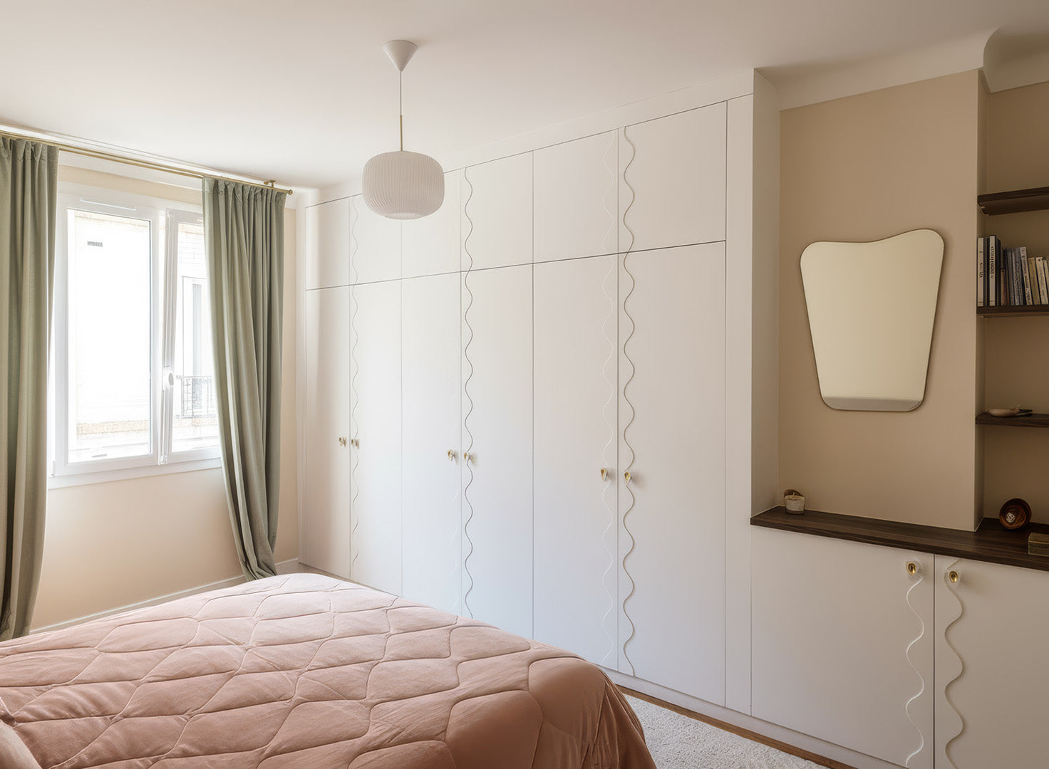 Armoire sur mesure dans une chambre parentale, avec boutons de porte Ajna par Ombre d'Or en porcelaine et laiton, pour une ambiance chaleureuse et raffinée.
