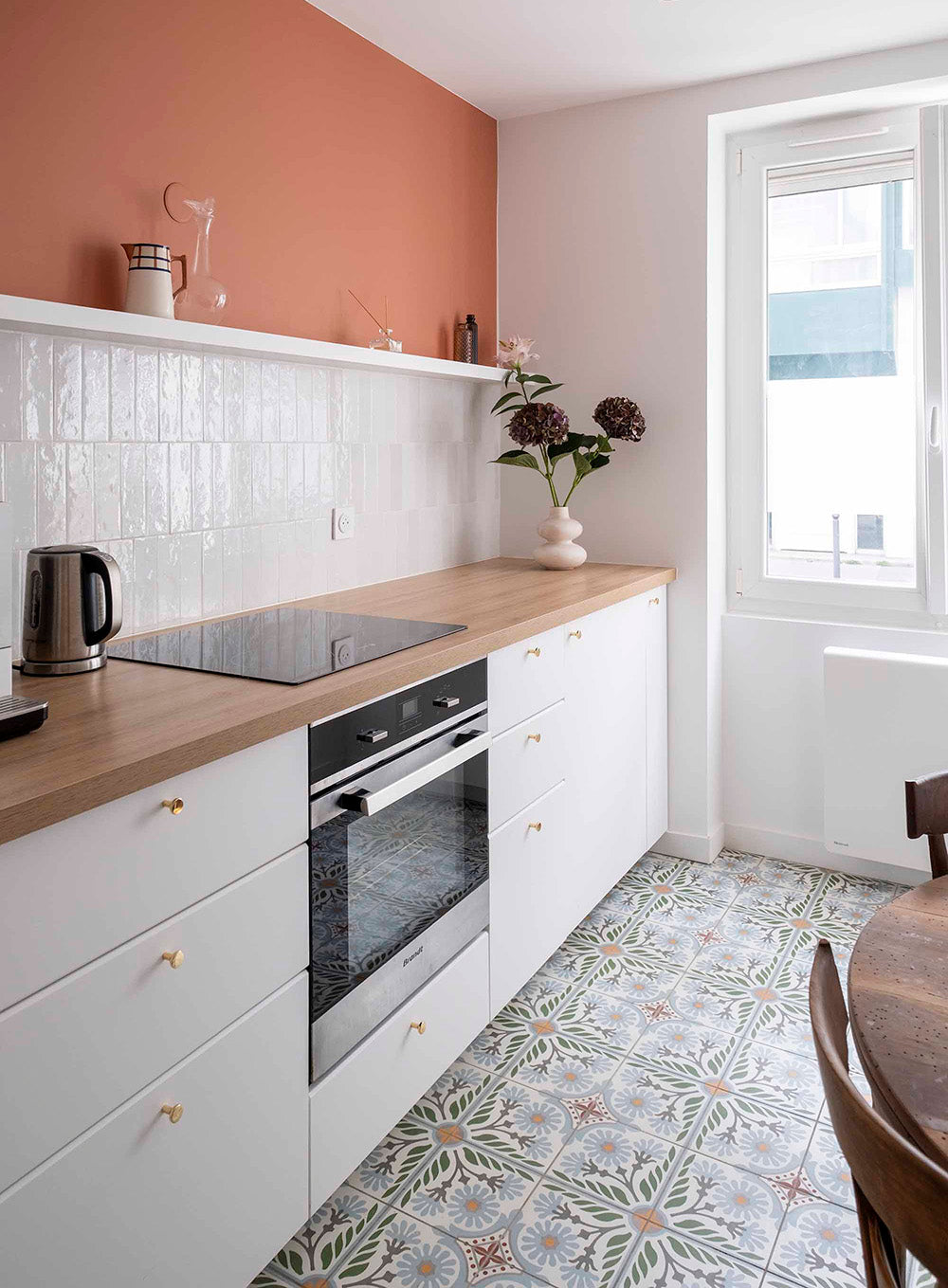 Rénovation de cuisine pour un cabinet professionnel à Paris avec mobilier épuré, crédence texturée et décoration intérieure lumineuse aux accents terracotta.