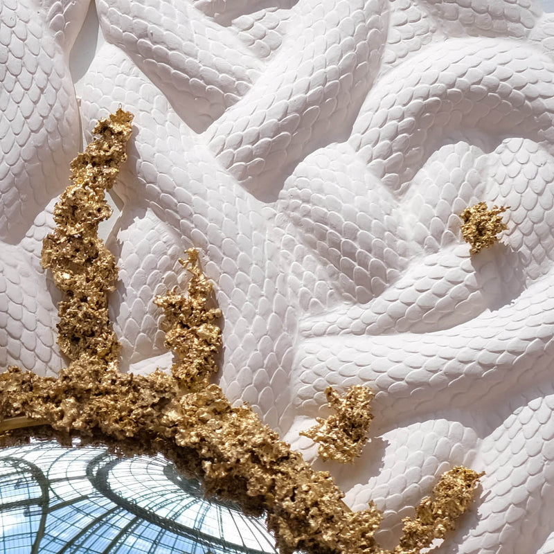 Détail du miroir Naga en bronze et faience avec éclats d'or. Création artisanale Ombre d'Or.