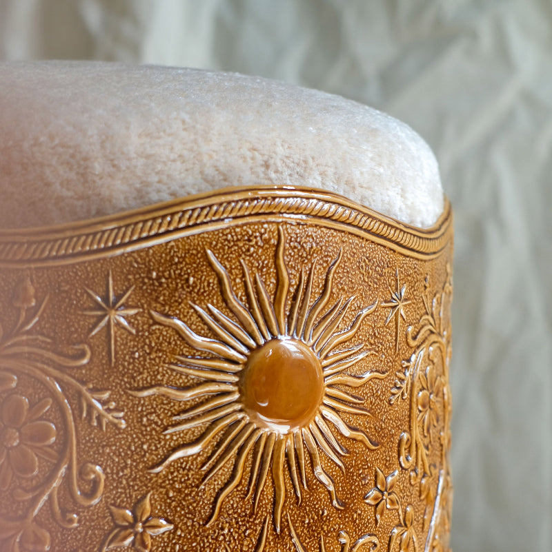 Détail du soleil sur le tabouret Visconti en céramique émaillée marron crée en collaboration avec Caroline Andréoni.
