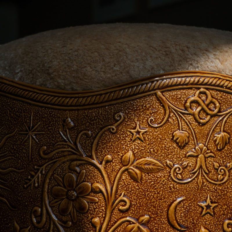 Détail en clair obscur du tabouret Visconti en céramique émaillée marron crée en collaboration avec Caroline Andréoni.