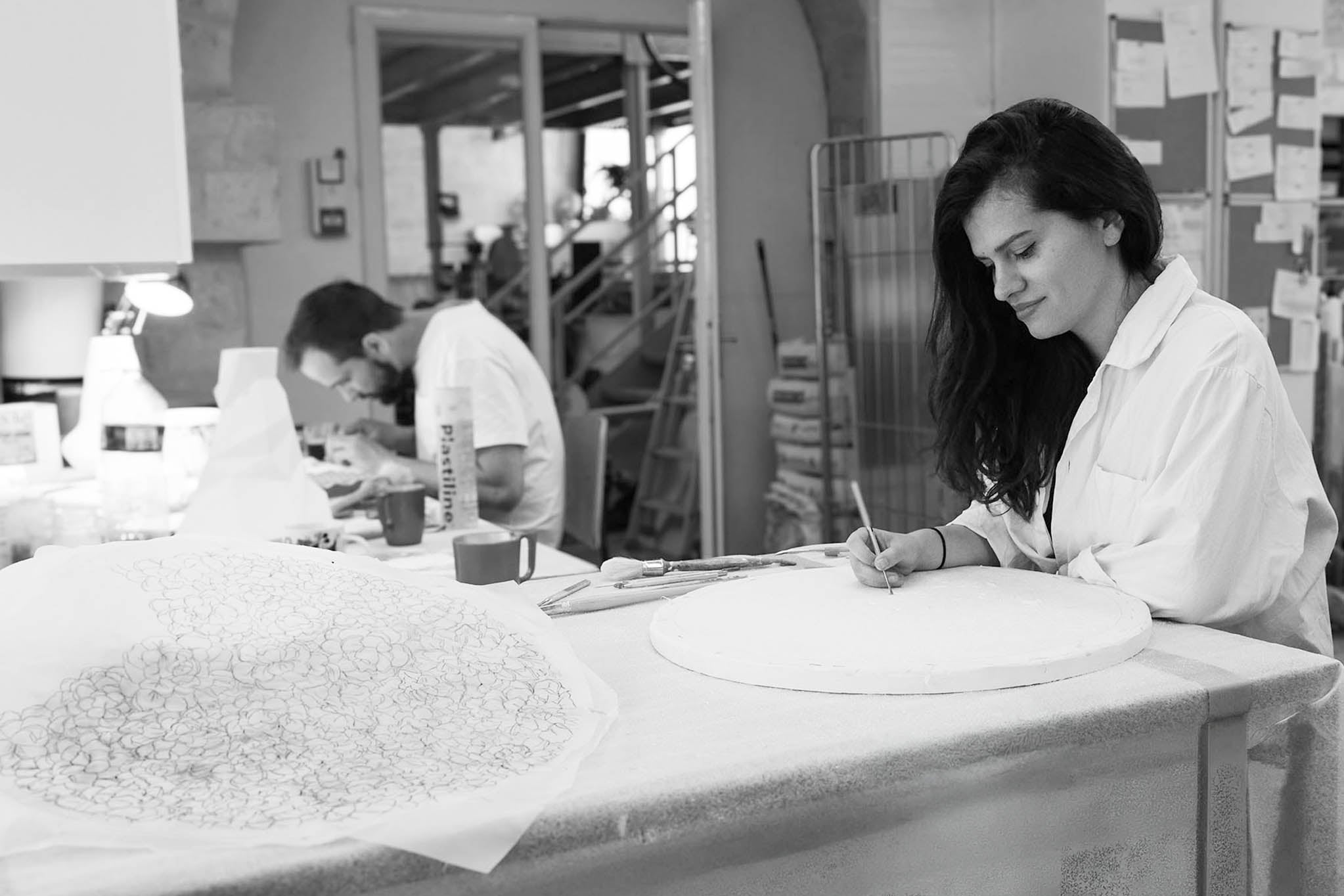 Duo Ombre d'Or, Yohann, céramiste d'art  et Laura, architecte d'intérieur dans leur atelier à Vincennes.