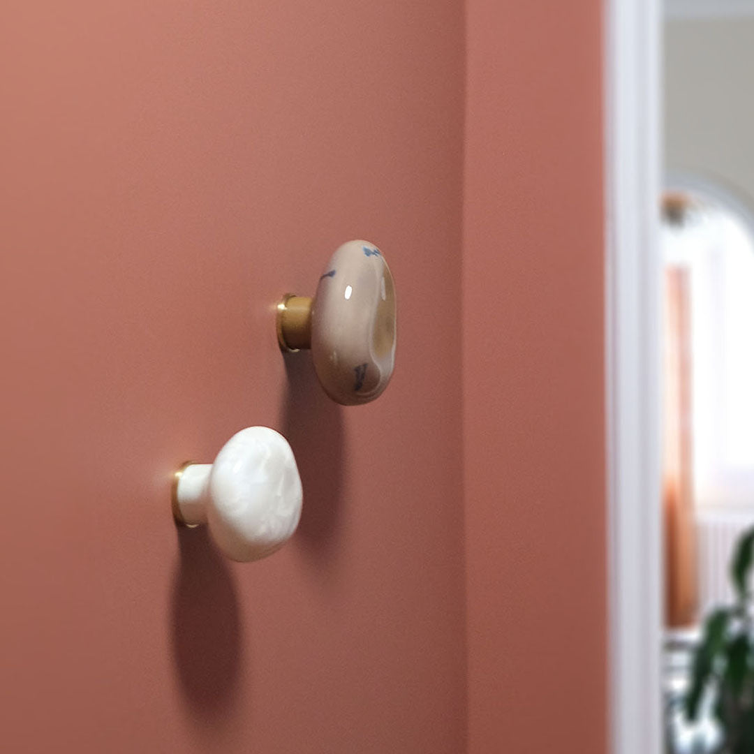 duo de 2 patères en porcelaine cristallisée au mur.