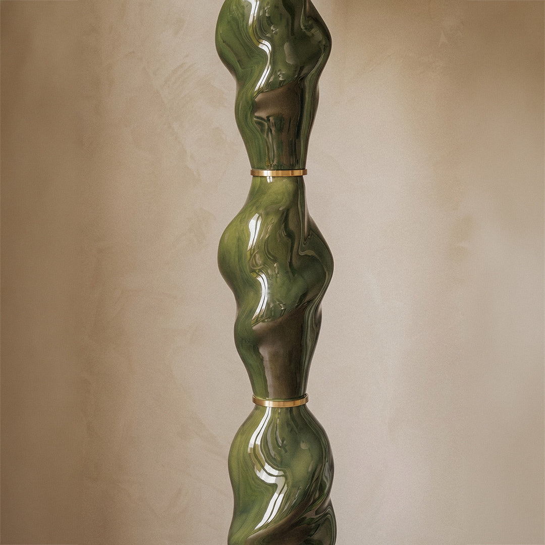 Détail de la lampe en céramique Casadio vert mousse