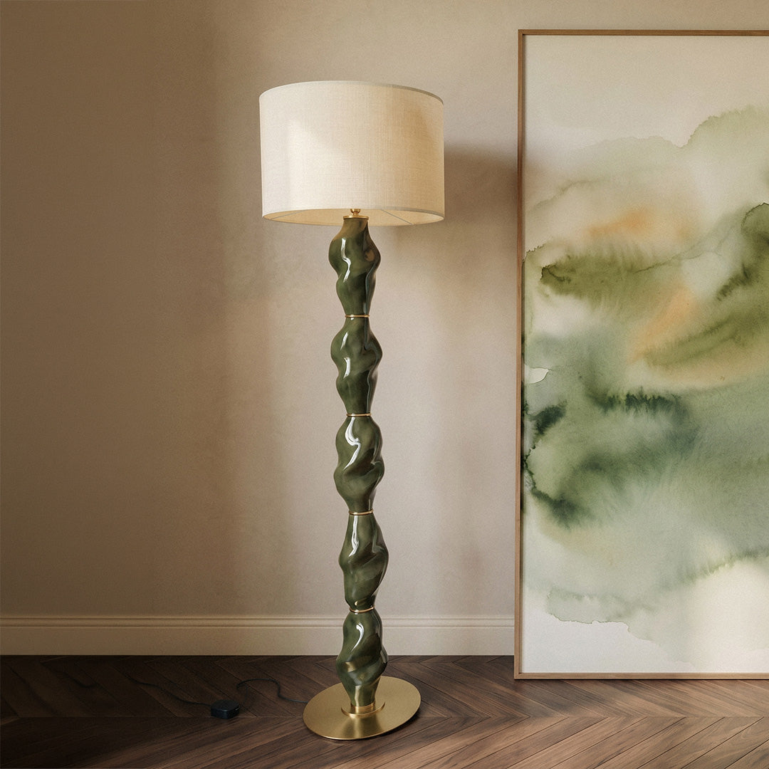 Lampe en céramique Casadio vert mousse dans un intérieur moderne et coloré.