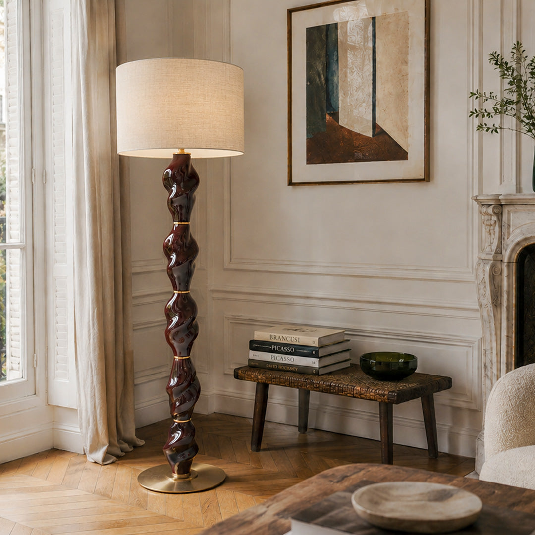 Lampadaire Casadio en porcelaine grenat dans un intérieur haussmannien, création Ombre d’Or.
