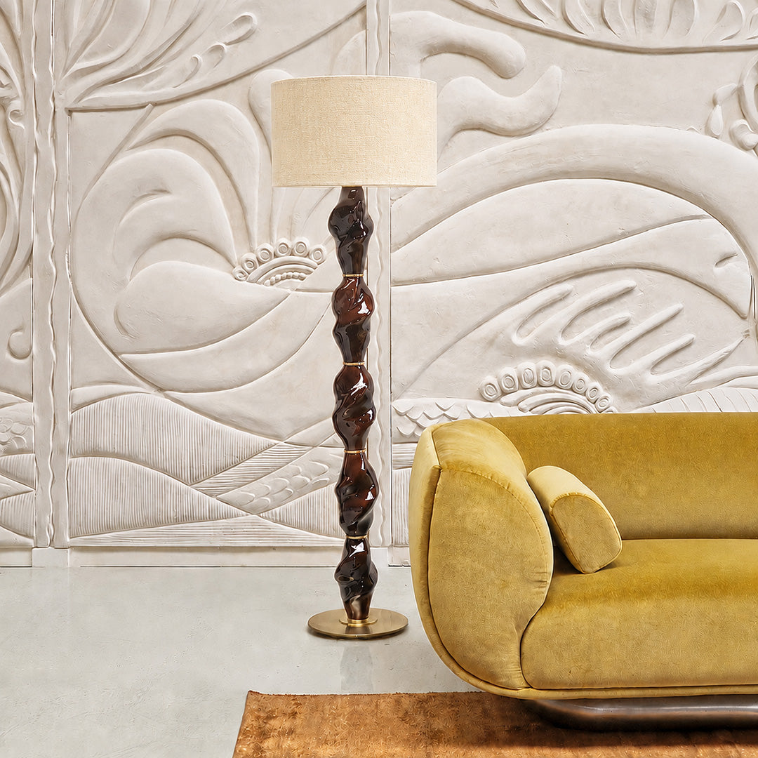 Lampadaire Casadio en porcelaine grenat salon révélations, création Ombre d’Or.