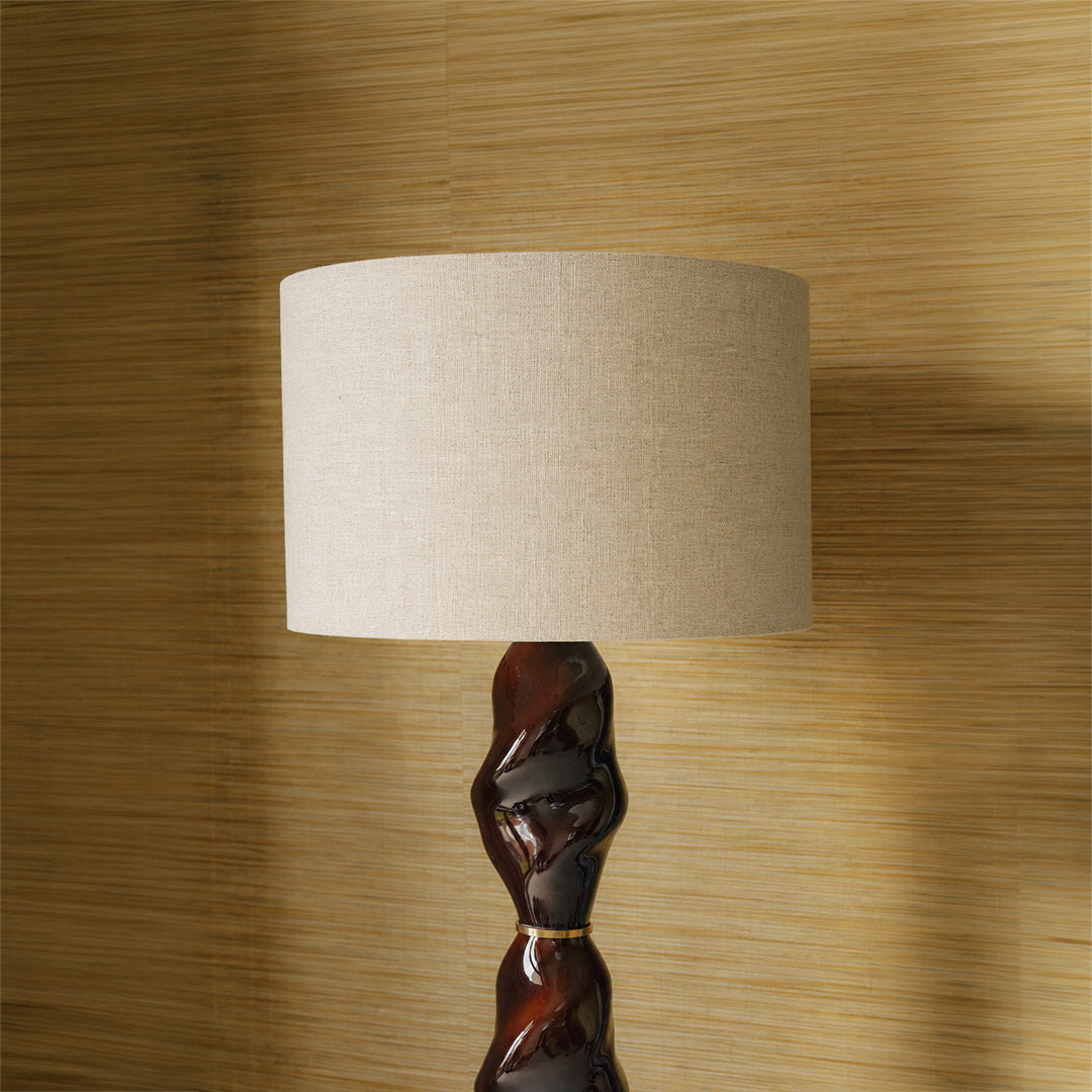 Lampadaire Casadio en porcelaine grenat dans un intérieur, création Ombre d’Or.