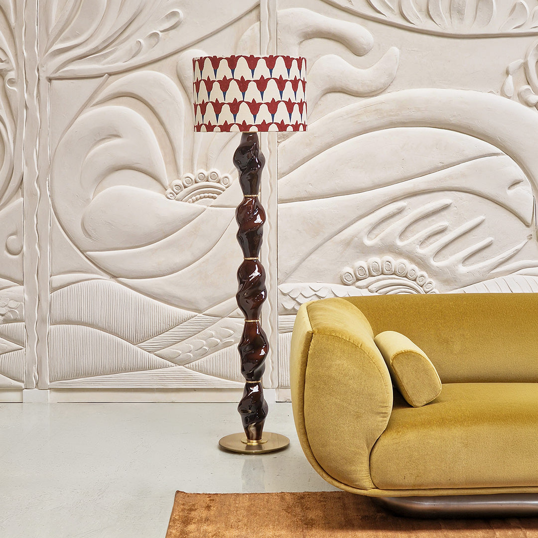 Lampe en céramique Casadio crée en collaboration avec Caroline Andréoni dans un intérieur moderne et coloré.