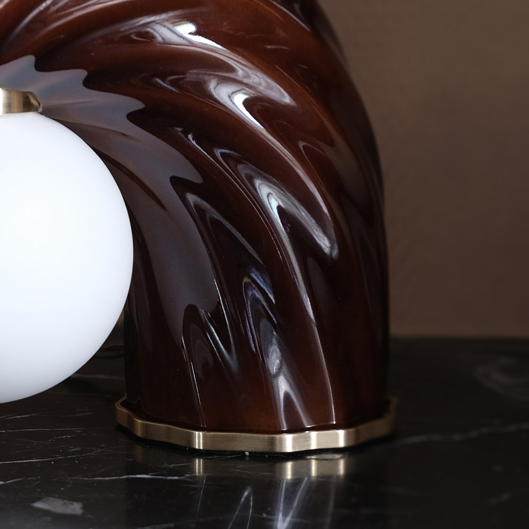 Détail de la lampe à poser L'Impiccato en laiton et porcelaine. Création par l'atelier Ombre d'Or à Vincennes.