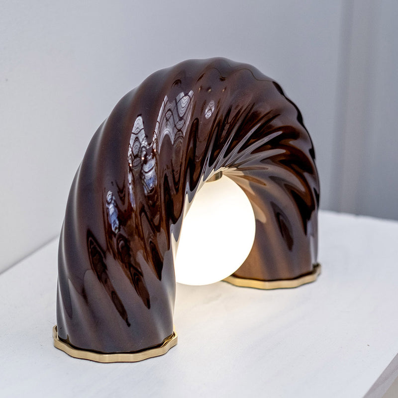 Lampe à poser L'Impiccato en laiton et porcelaine. Création par l'atelier Ombre d'Or à Vincennes.
