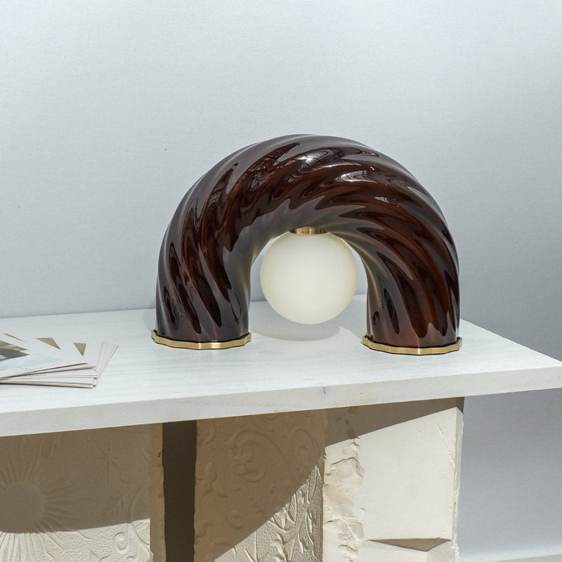 Lampe à poser L'Impiccato en laiton et porcelaine. Création par l'atelier Ombre d'Or à Vincennes.