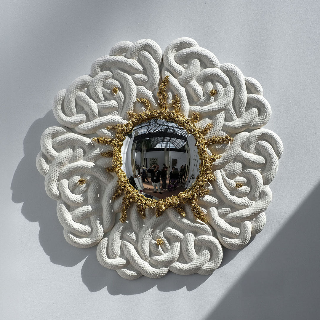Miroir Naga en bronze et éclats d'or. Céramique d'art par Ombre d'Or. Exposition Grand Palais.