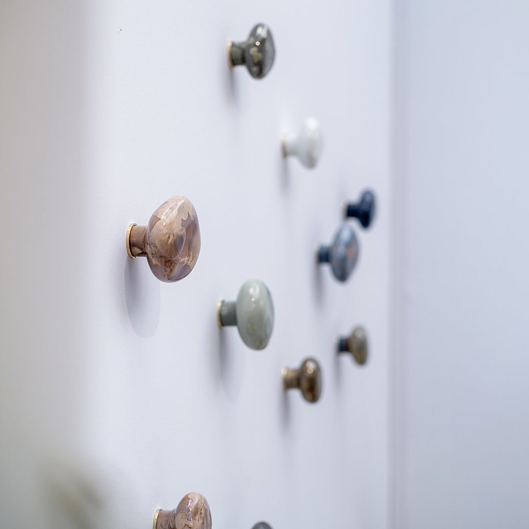 Mur de patères Agate en porcelaine cristallisée, exposé à l’occasion du salon Révélations.
