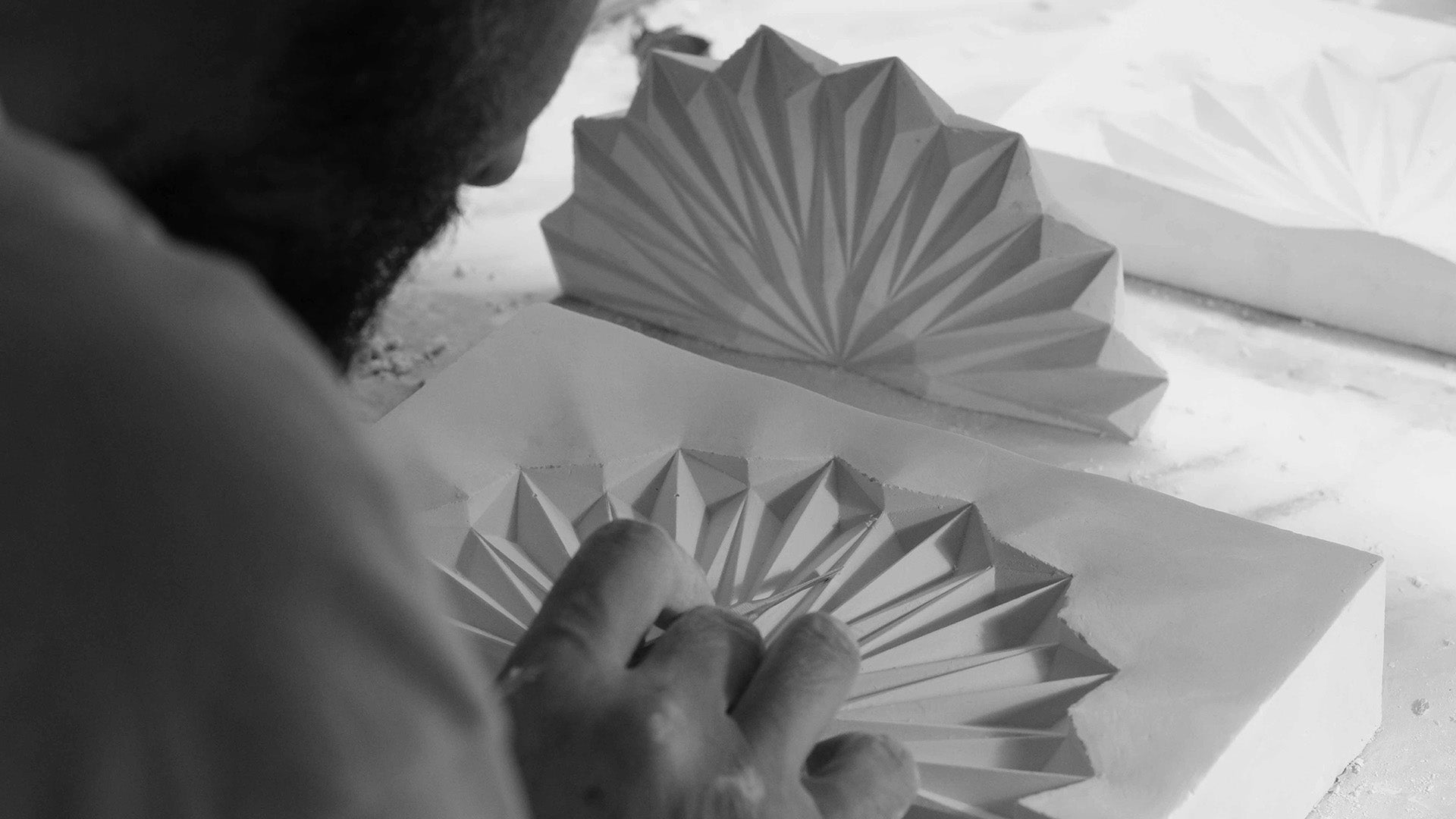 Yohann, céramiste d'art en plein travail dans son atelier de céramique à Vincennes.