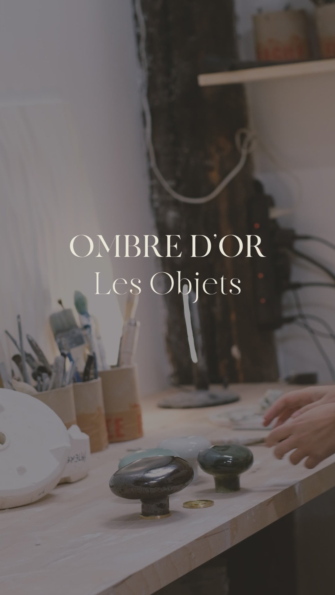 Processus de fabrication et de création des patères en porcelaine cristallisée, céramique d'art sur mesure, à l'atelier Ombre d'or à Vincennes.