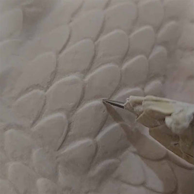 Vidéo de fabrication du miroir Naga en porcelaine, réalisée dans l'atelier Ombre d'Or à Vincennes près de Paris.