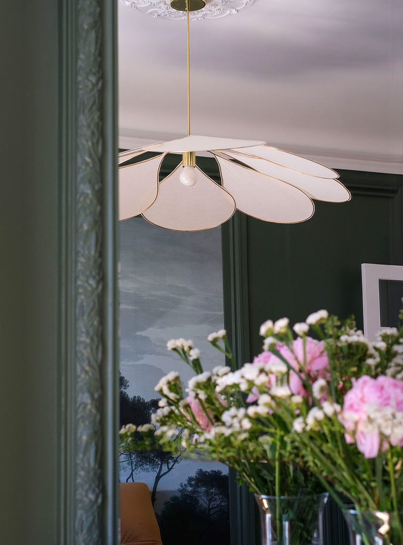 Détail du projet Poniatowski à Paris 12 avec suspension décorative, boiseries vert profond et composition florale dans un salon rénové.