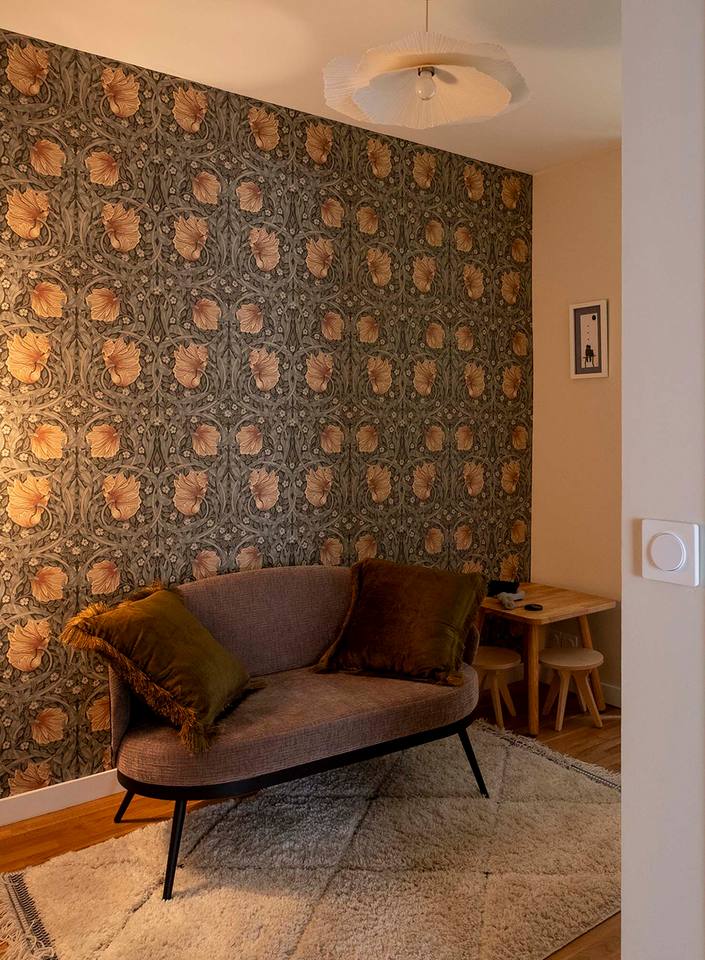 Transformation d'une entrée d'appartement en salle d'attente à Paris. pour un cabinet de psychologie. Décoration d’intérieur mêlant papier peint texturé, mobilier feutré et lumière douce pour créer un espace rassurant et intime.