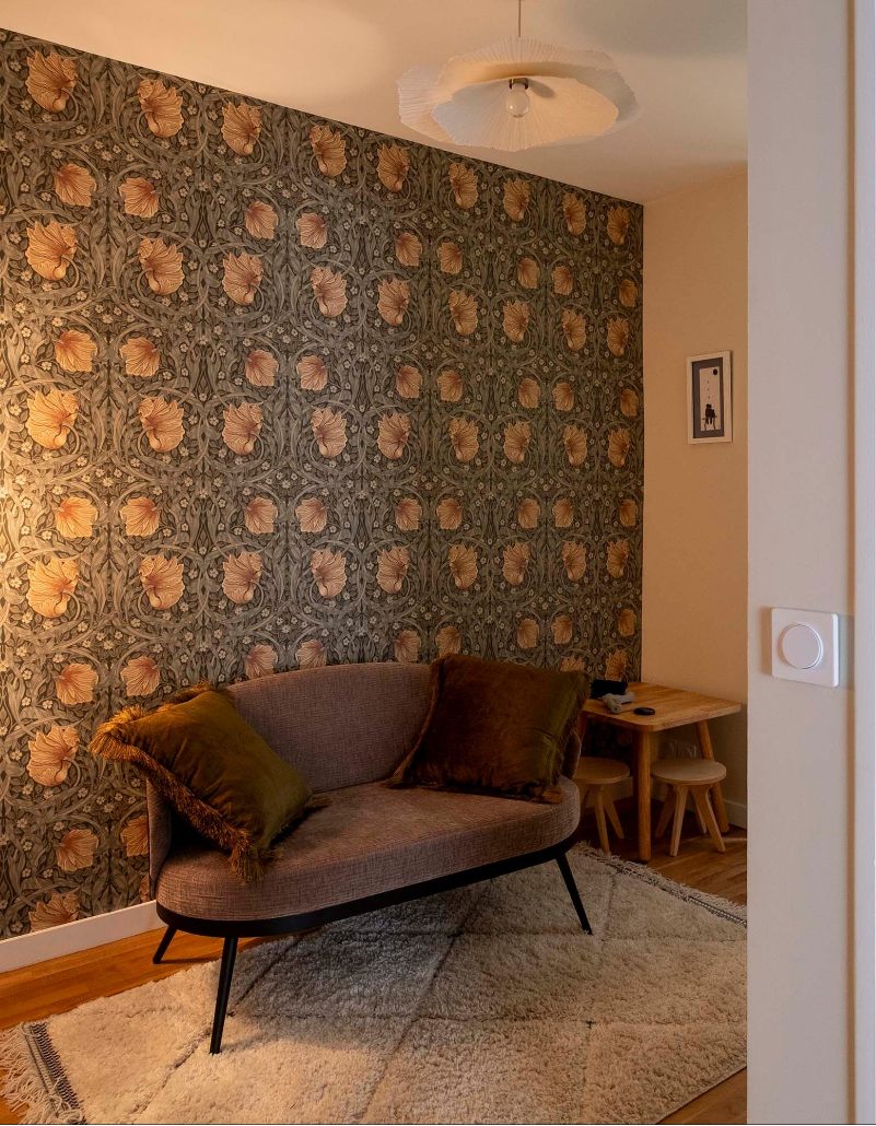 Réaménagement d'un appartement en cabinet thérapeutique à Paris. Entrée transformée en salle d'attente après rénovation par Ombre d'Or, designer d'intérieur à Vincennes.