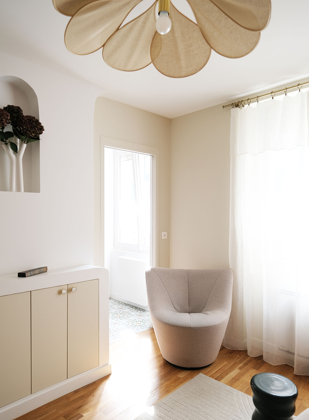 Design d’espace d'un appartement transformée en cabinet de psychologie à Paris avec fauteuil sculptural, matières naturelles et palette lumineuse pensée pour favoriser le calme et l’ancrage.