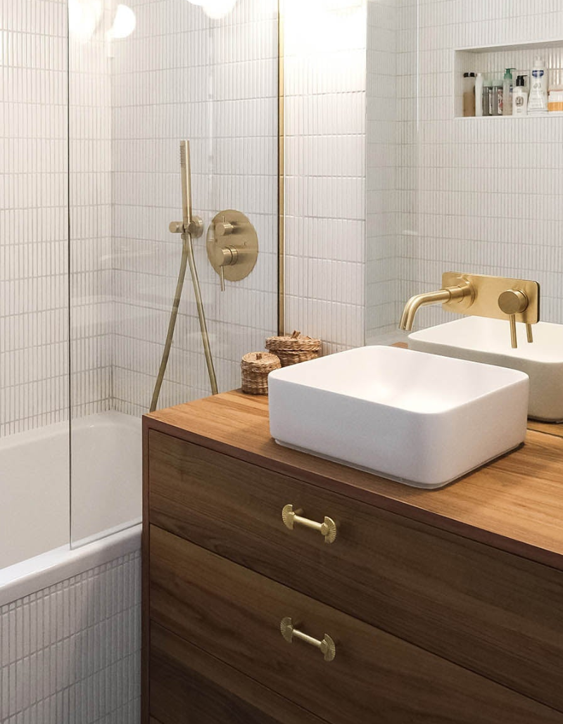 Projet de design d'intérieur pour un appartement à Paris. Salle de bain après rénovation, par Ombre d'Or, architectes à Vincennes.