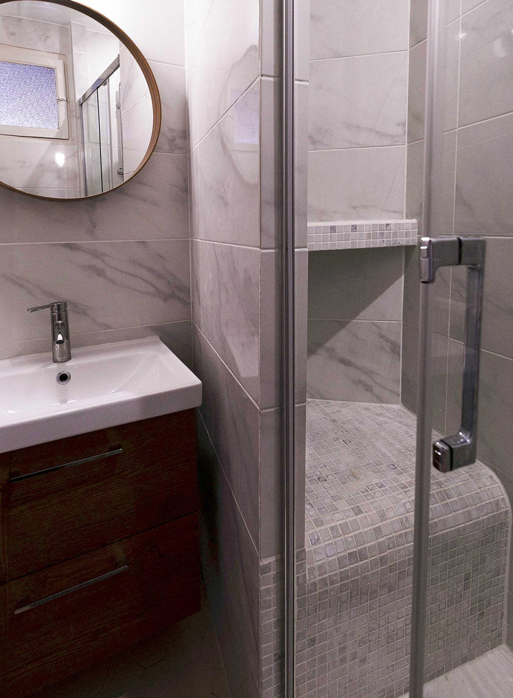 Rénovation de salle de bain et design d'espace dans un appartement à Nice avec une douche en carreaux de ciment et meuble en bois foncé.