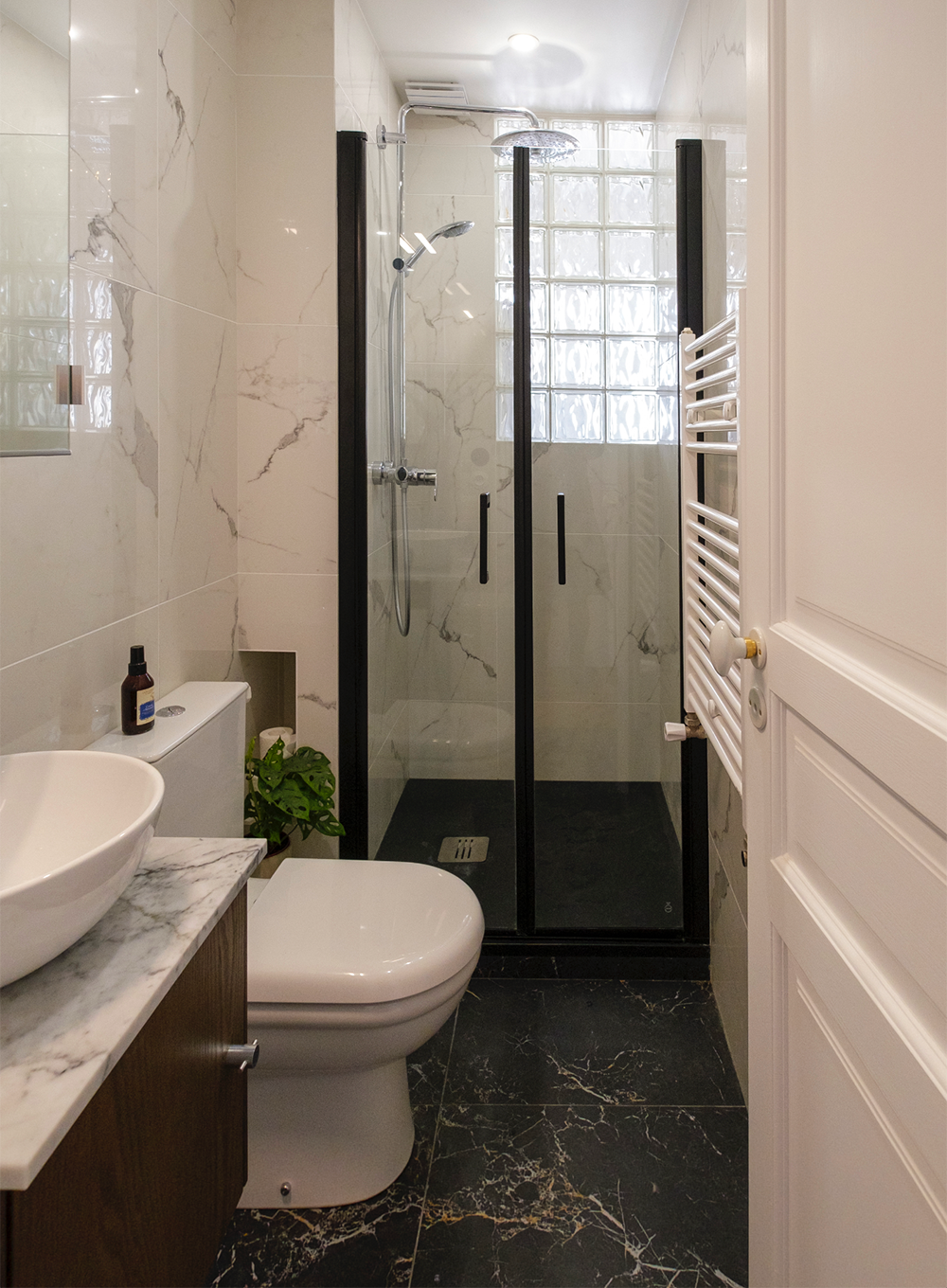 Appartement ancien à paris rénové par Ombre d'Or, architecte d’intérieur à Vincennes. Salle de bain aux volumes optimisés et design d’espace pensé pour le bien être.