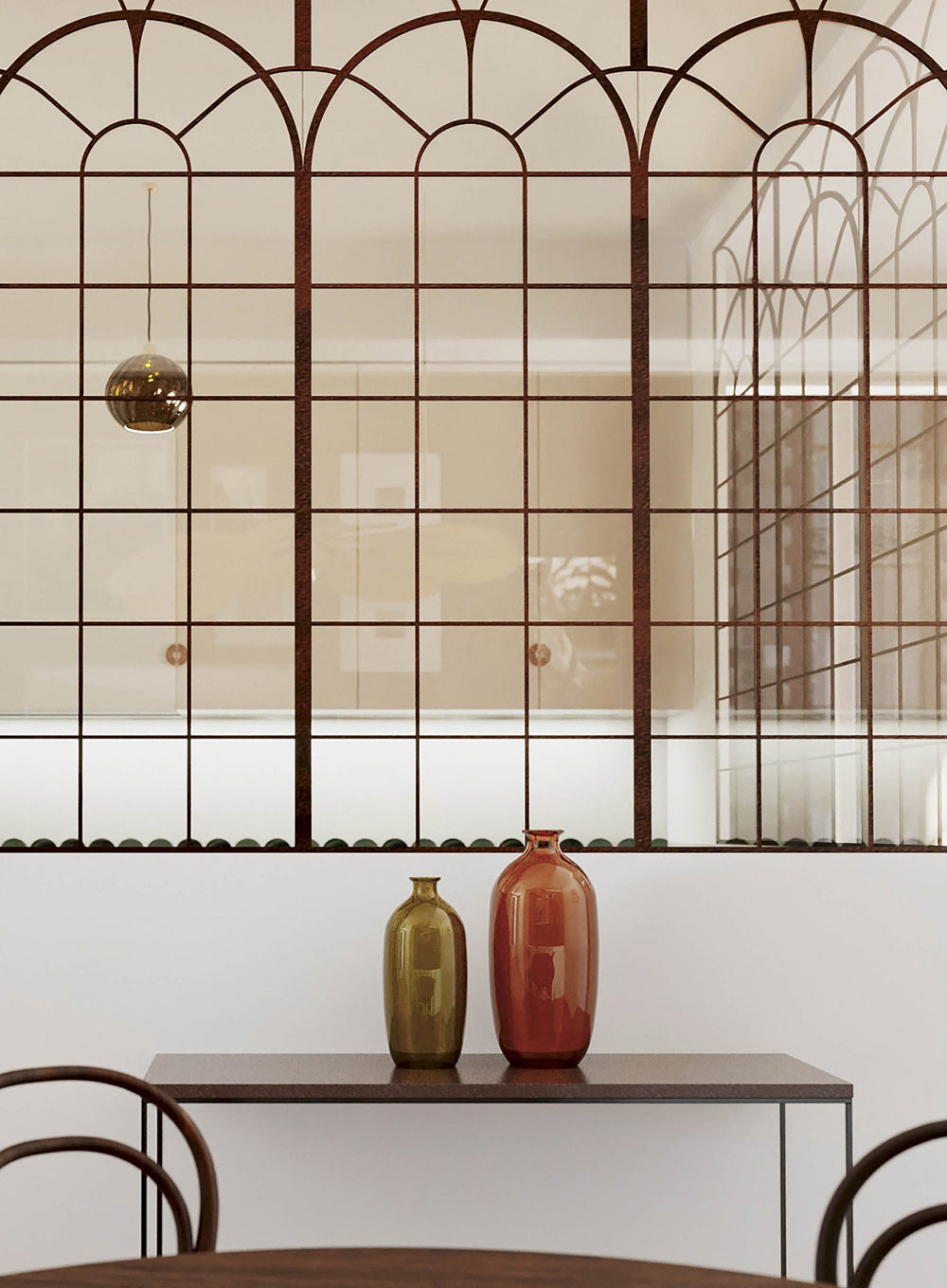Détail de verrière arche sur mesure dans un appartement rénové à Paris élégant et contemporain.