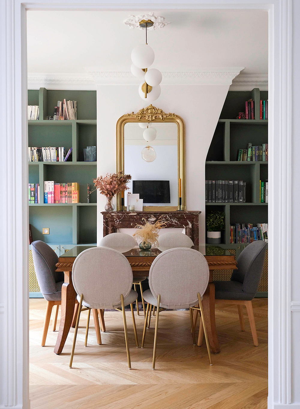 Design d'intérieur pour un appartement haussmannien, rue Convention à Paris avec salle à manger élégante, bibliothèque sur mesure et décoration intérieure raffinée.