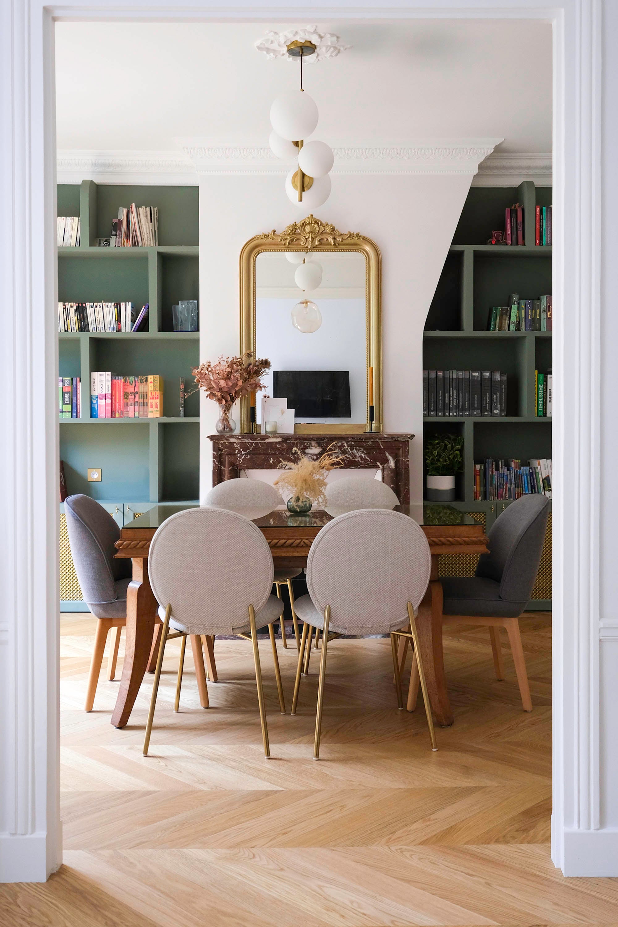 Salon après rénovation d'un appartement haussmannien à Paris. Projet d'architecture d'intérieur par Ombre d'Or.