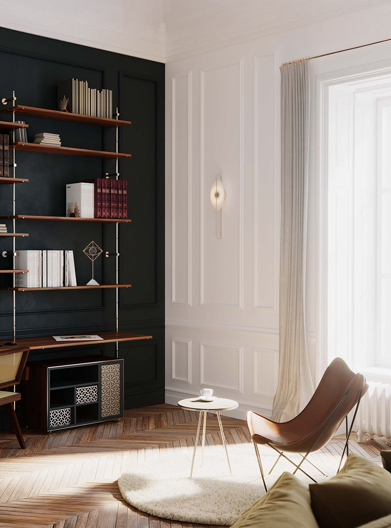 Bibliothèque murale sur mesure dans un appartement haussmannien parisien avec espace bureau intégré et design contemporain.