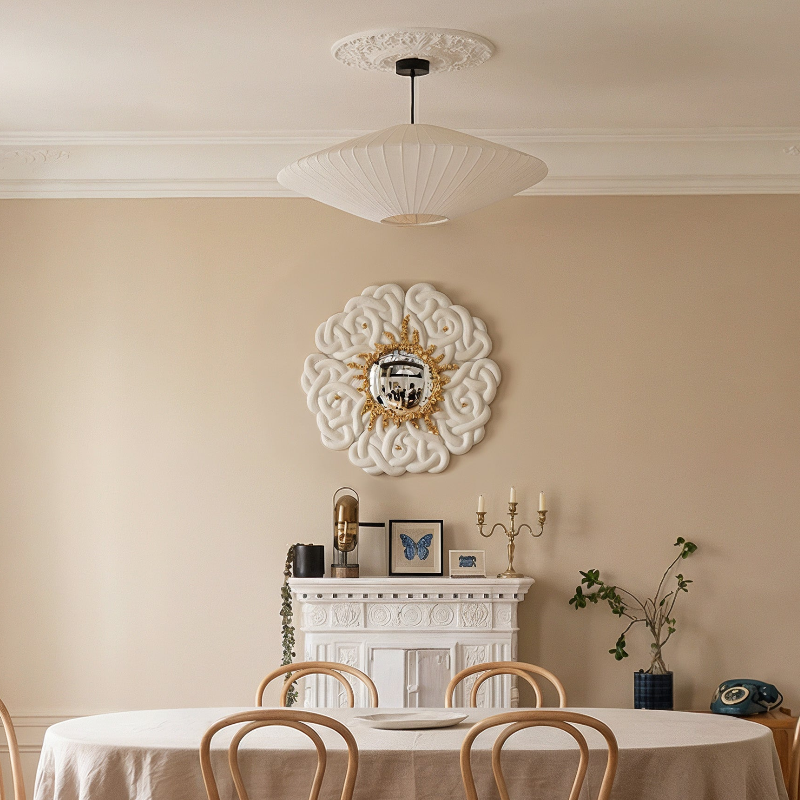 Miroir Naga en bronze et ceramique avec éclats d'or. Création artisanale Ombre d'Or intégrée au projet d'architecture d'intérieur fidélité.