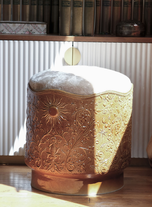 Tabouret Visconti en céramique avec émail marron et assise en tissu blanc. Création de mobilier sur mesure intégré au projet de Saint Mandé. 