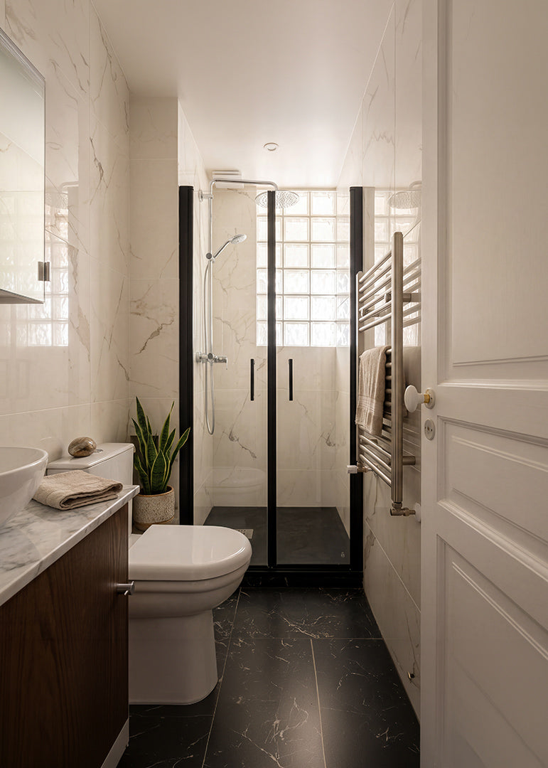 Appartement ancien à paris rénové par Ombre d'Or, architecte d’intérieur à Vincennes. Salle de bain aux volumes optimisés et design d’espace pensé pour le bien être.
