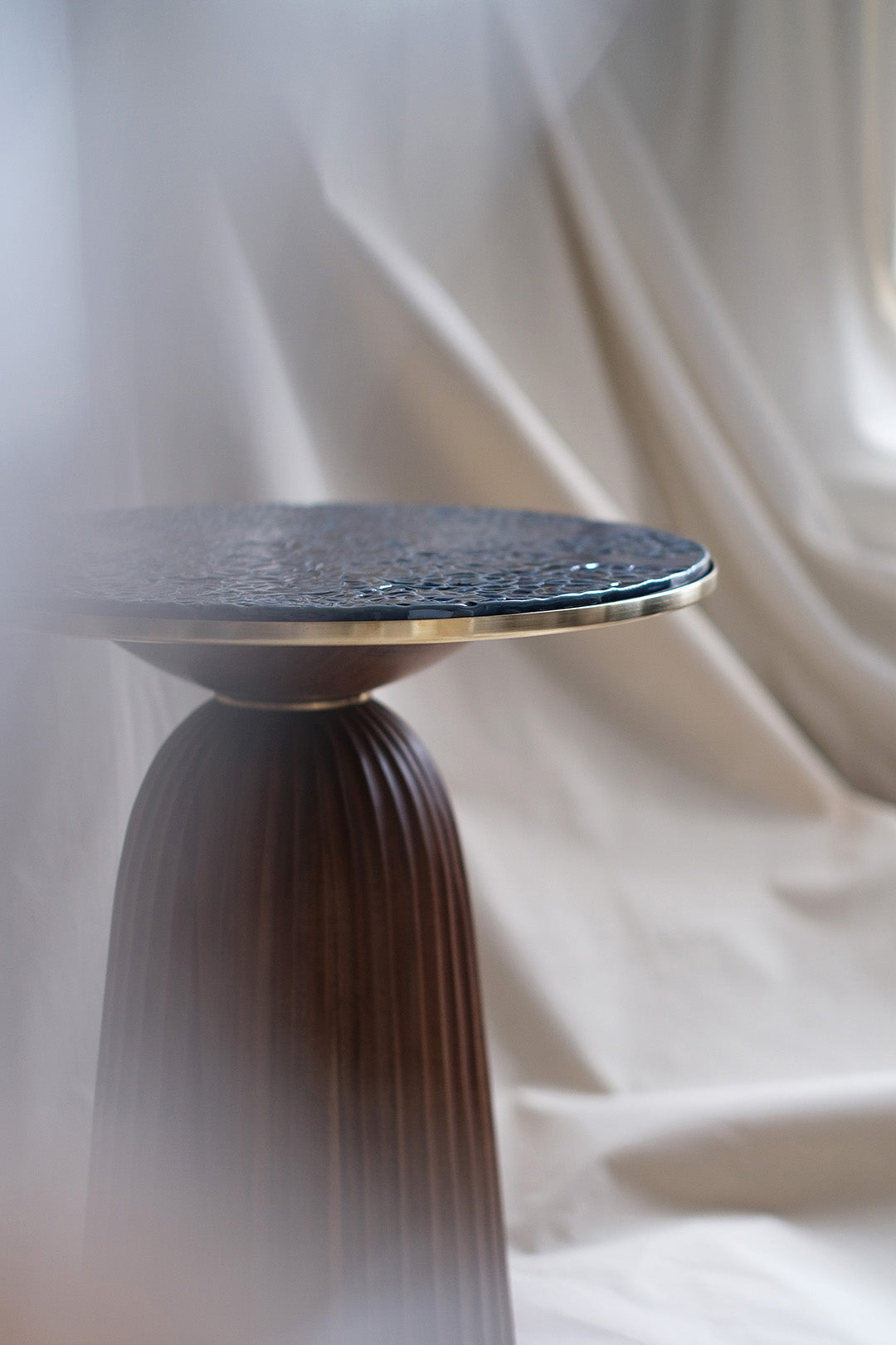 Table en céramique et noyer Péon. Création de mobilier sur mesure par Ombre d'Or.