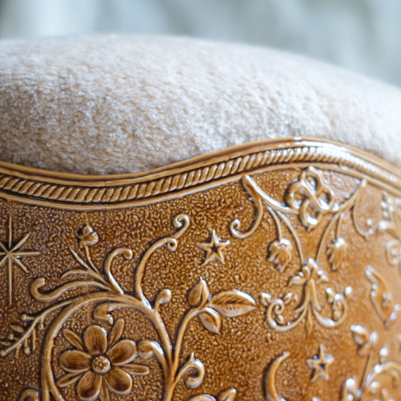 Détail des motifs et du tissu du tabouret Visconti en céramique émaillée marron crée en collaboration avec Caroline Andréoni. 