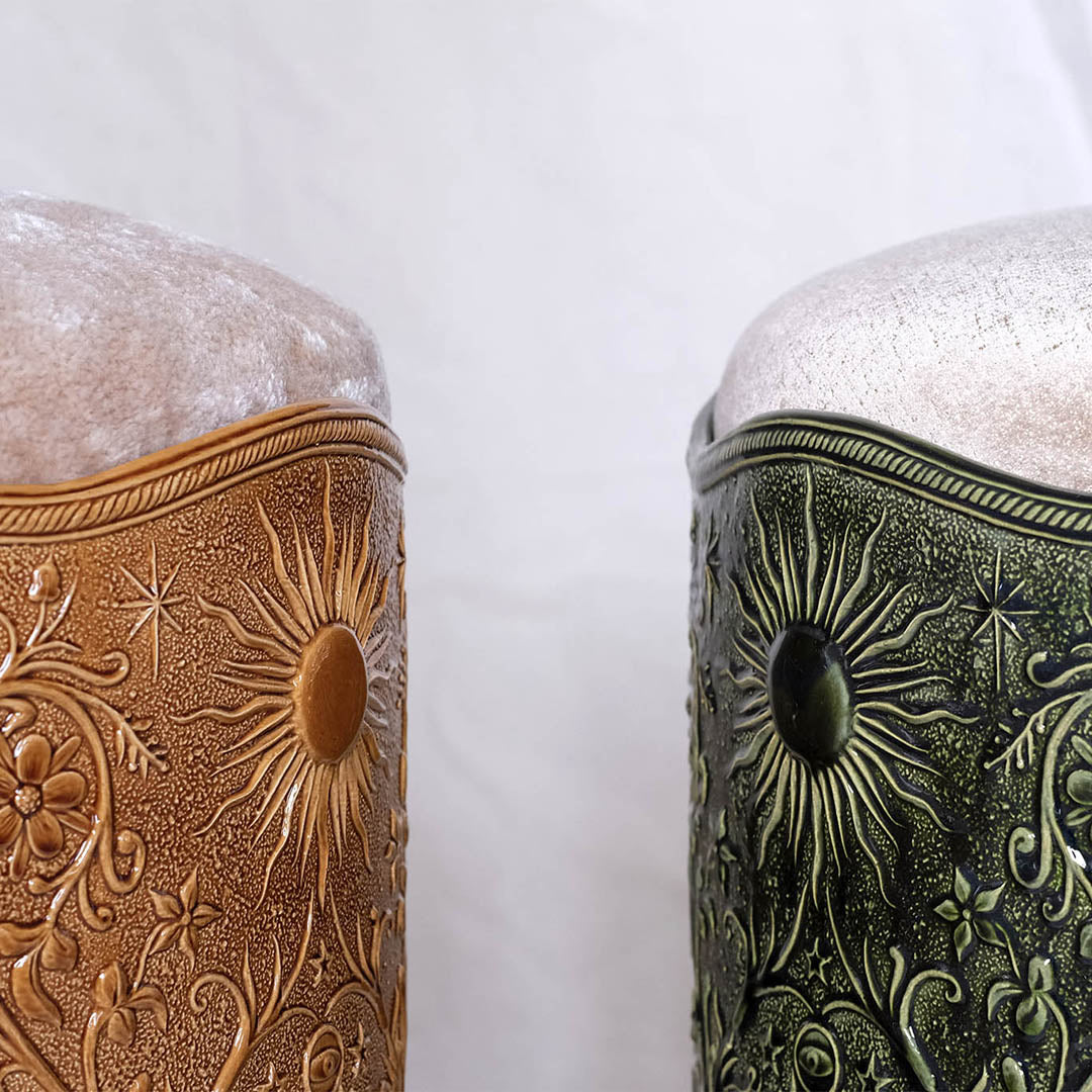Les deux modèles du tabouret Visconti (céramique et tissu) placés face à face, mobilier sur mesure Ombre d'Or.