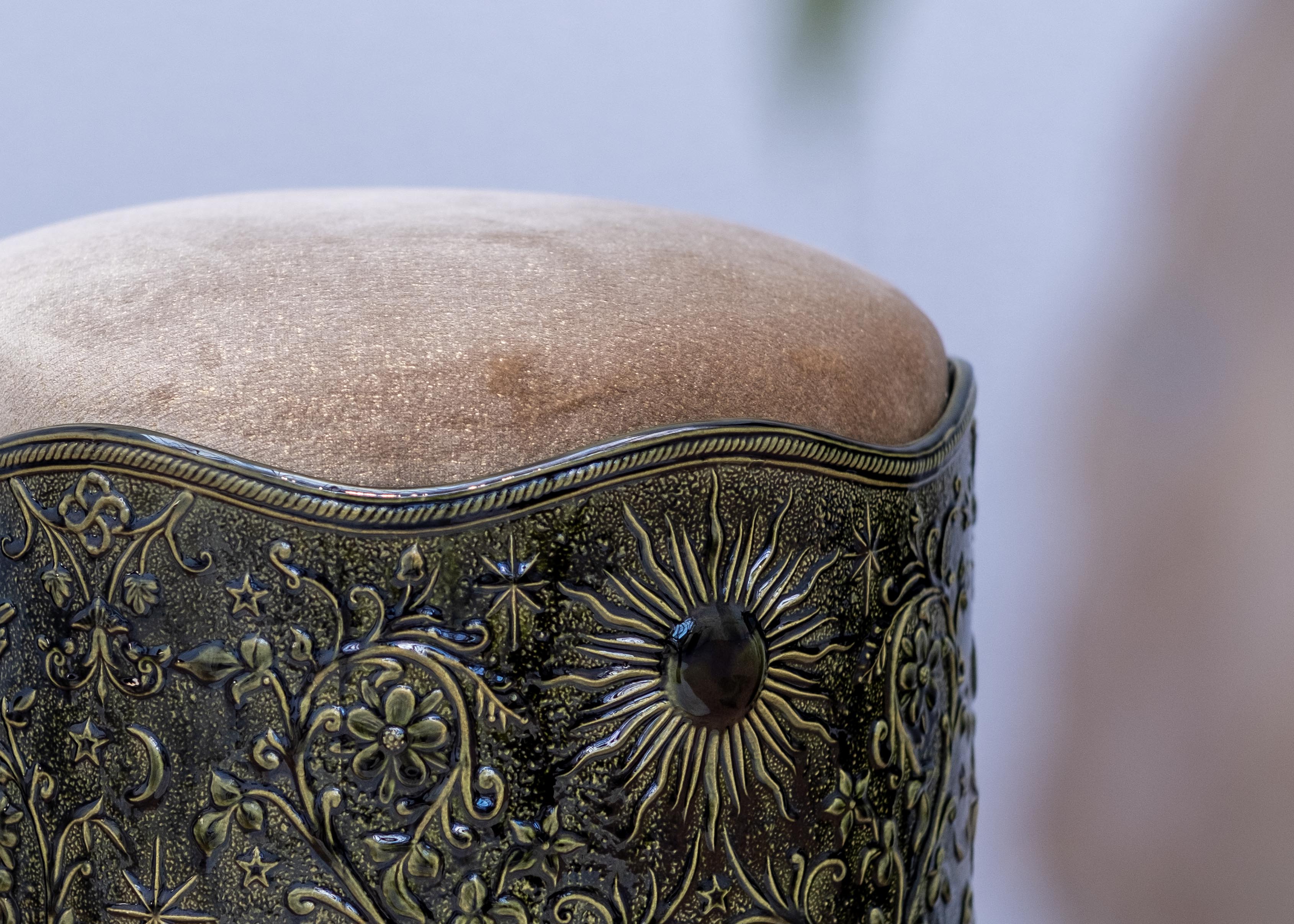 Tabouret Visconti en velours et céramique émaillée verte. Création de mobilier par l'atelier Ombre d'Or.
